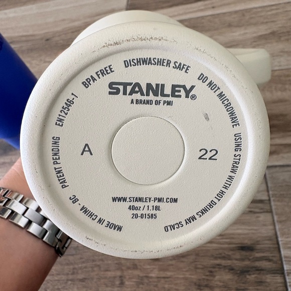 Stanley Iris Blue Water Bottle 30oz & Stanley Cream 40oz bundle of 2 - Picture 12 of 12